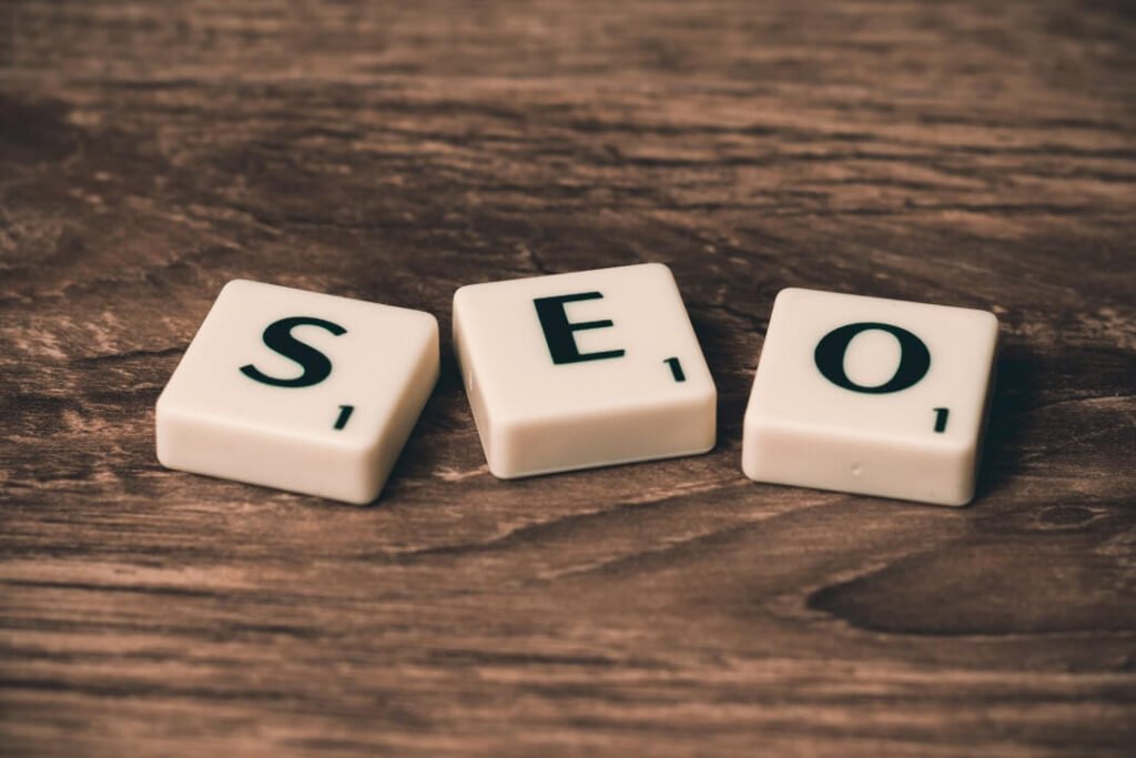 Consultor SEO optimizando sitio web para mejorar posicionamiento.