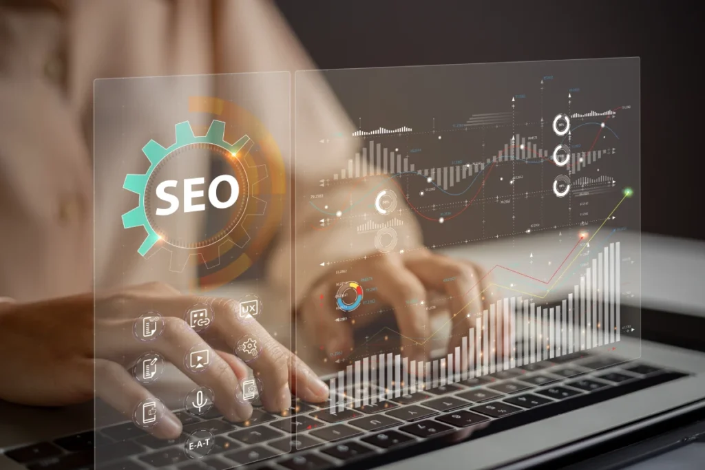 Consultor SEO trabajando en la optimización de un sitio web, mostrando gráficos de rendimiento y análisis de posicionamiento en pantalla.
